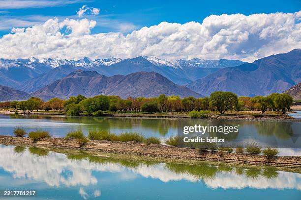 scenery of the yarlung zangbo river in xizang, china - tibet autonomous region stock pictures, royalty-free photos & images