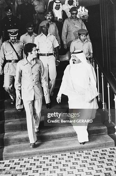 Mouammar Kadhafi, dirigeant de la République arabe libyenne, et le cheikh Hamad ben Khalifa Al Thani, côte à côte, entourés de leurs gardes...