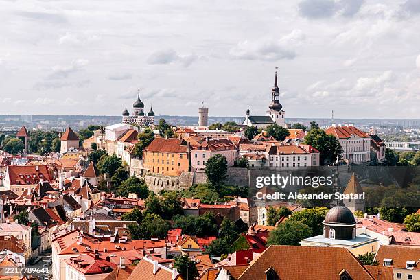 toompea hill and alexander nevsky cathedral on a sunny summer day, aerial view, tallinn, estonia - tallin fotografías e imágenes de stock