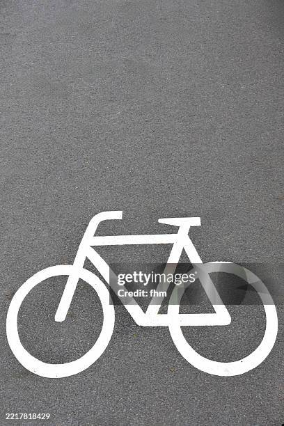 bicycle symbol on a bicycle lane - fietspad stockfoto's en -beelden