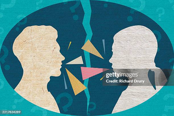 a couple talking to one another with a split between them - problemas de parejas fotografías e imágenes de stock
