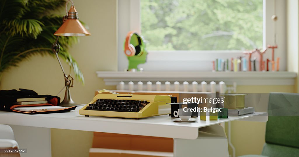 Máquina de escribir retro amarilla en escritorio blanco mínimo en oficina soleada