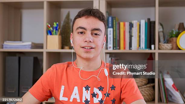 teenager-junge, der einen videoanruf tätigt, in die kamera schaut und spricht - video chat stock-fotos und bilder