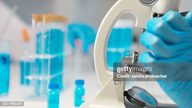 scientist working in laboratory. - provetta per campioni ematici foto e immagini stock
