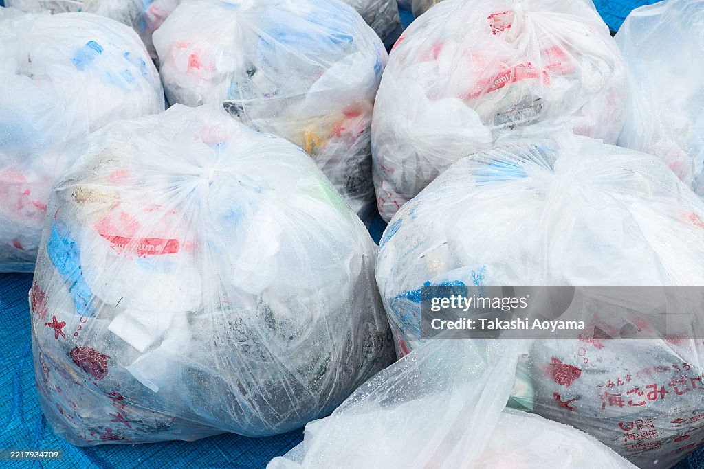 Cosplayers Compete To Collect Trash In "SPOGOMI" Competition In Tokyo