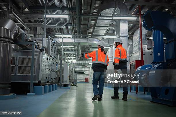 engineer or technician inspection maintenance industrial facility system of operations hvac (heating, ventilation, and air conditioning), chemical processing, or clean energy automated industrial settings. - control stock pictures, royalty-free photos & images