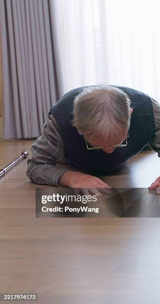asian elderly fall down home - ischemische beroerte stockfoto's en -beelden
