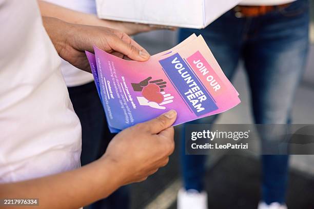 les mains qui aident - prospectus photos et images de collection