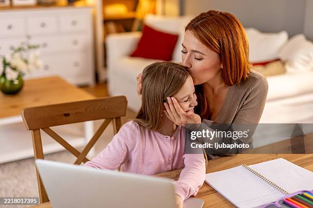 madre che mostra amore alla figlia con l'impostazione dello studio online a casa - incoraggiamento foto e immagini stock