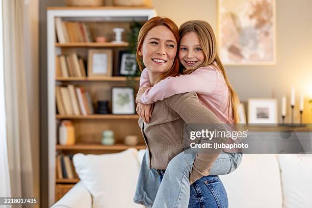 mère et fille profitant de moments heureux ensemble dans un cadre familial confortable - chambre bien rangée photos et images de collection