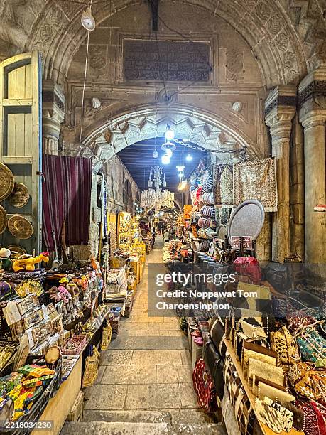 traditional souvenir stalls at khan el-khalili bazaar, cairo, egypt - road to war in middle east and north africa stock-fotos und bilder