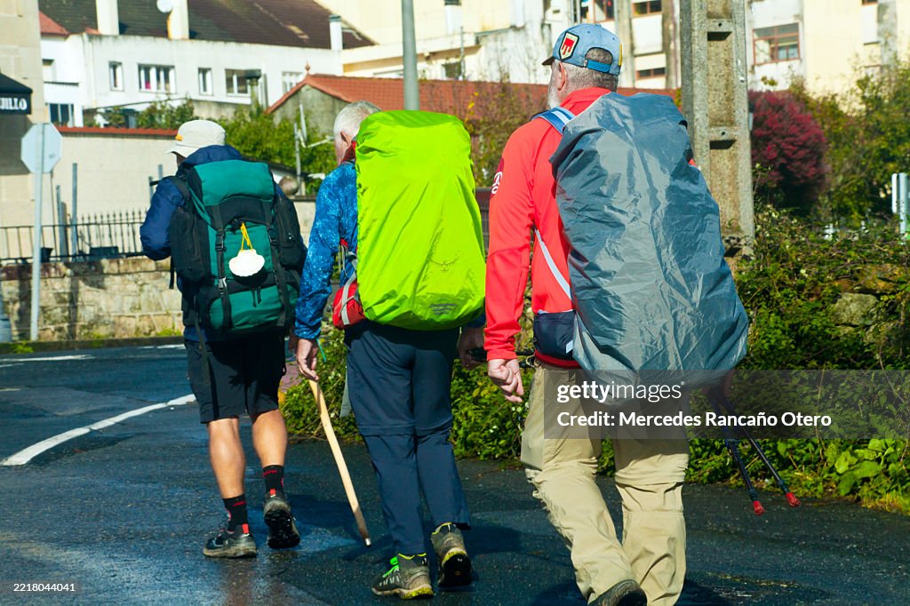 Ältere Pilger auf dem Jakobsweg
