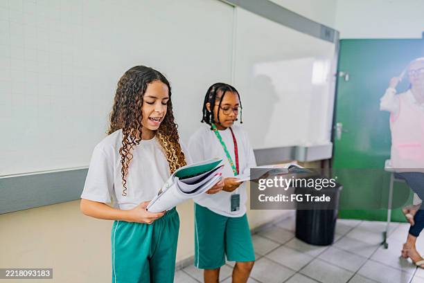 elementary students doing presentation at classroom - student presentation stock pictures, royalty-free photos & images