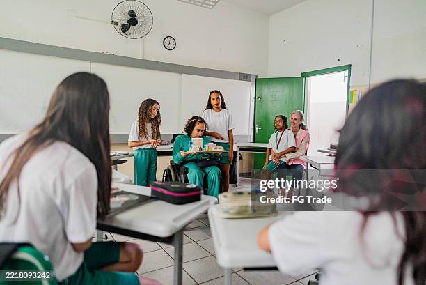 elementary students doing a presentation showing model on the classroom - criança de escola primária imagens e fotografias de stock