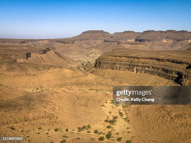 adrar plateau - plateau stock pictures, royalty-free photos & images