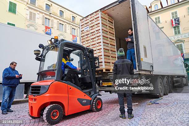 unloading oranges at at ivrea carnival - unloading stock pictures, royalty-free photos & images