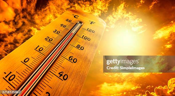 thermometer showing tropical heat and sky with hot sun rays in celsius and fahrenheit - ondata di calore foto e immagini stock