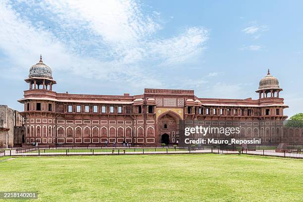 vista frontal del palacio jahangir en el fuerte de agra, agra, india. - agra fotografías e imágenes de stock