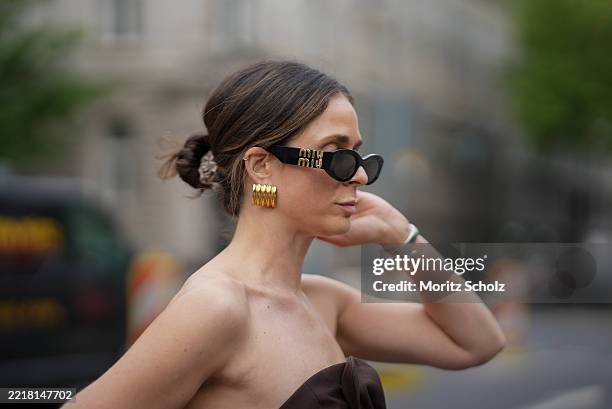 Patricia Wirschke is seen wearing a mocca brown bandeau corset top with twisted detail in the front from comma x Füsun Lindner, black Miu Glimpse...