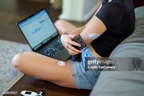 person, die gesundheitsüberwachungsgeräte und smartphones für das diabetes-management verwendet - wearable stock-fotos und bilder