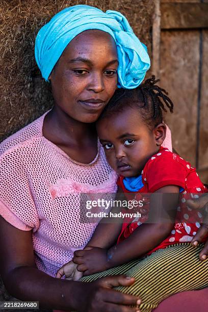 junge afrikanische mutter, die ihr baby hält, zentraläthiopien, afrika - horn von afrika stock-fotos und bilder