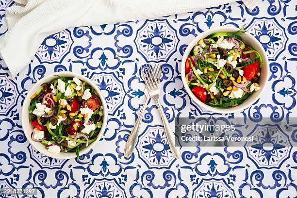 salad bowl - griechische küche stock-fotos und bilder