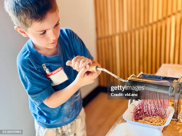 un bambino che fa la pasta fresca - solo bambini maschi foto e immagini stock