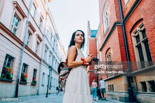 viajero solitario explorando europa - cracovia fotografías e imágenes de stock