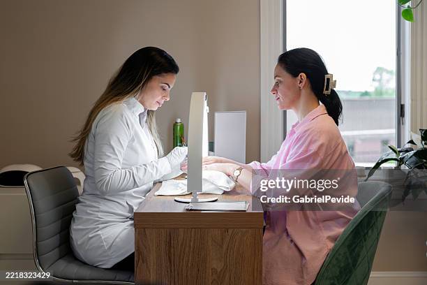 manicurista trabajando en el beauty spa - técnica de imágenes fotografías e imágenes de stock