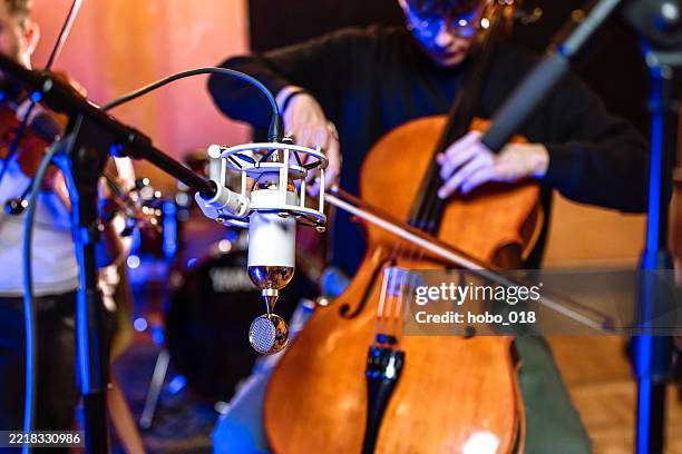 kleines orchester, das im musikaufnahmestudio spielt. - streicherbogen stock-fotos und bilder