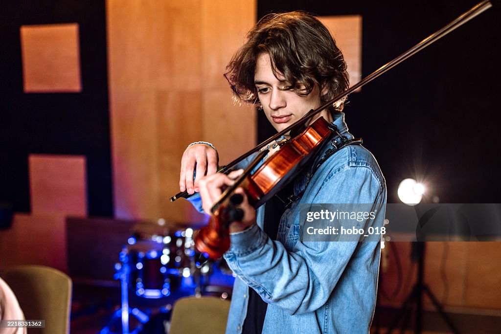 Retrato de un joven violinista practicando la ejecución