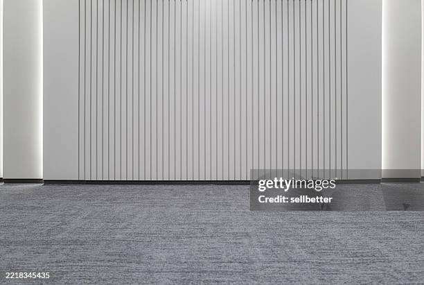 minimalist interior scene with vertical lines - moquette photos et images de collection