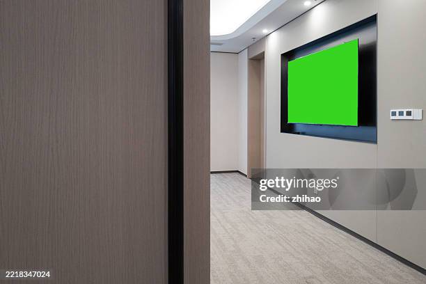 green screen wall in modern office space - fondo de videoconferencia fotografías e imágenes de stock