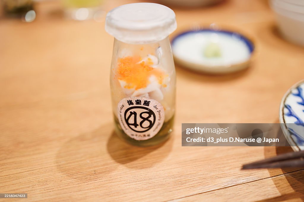 Bottled seafood appetizer.It includes flying fish eggs, squid sashimi, and mekabu (wakame seaweed root).Drink the recommended sake.The labels are nice and distinctive.