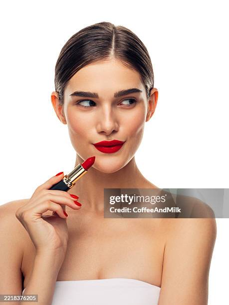 elegant woman showcasing red lipstick in beauty portrait - maquilhagem imagens e fotografias de stock