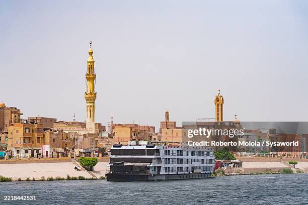 cruise ship on banks of nile river, egypt - rio nilo imagens e fotografias de stock