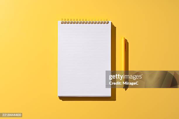 blank spiral notebook with pen for writing - notitieboek stockfoto's en -beelden