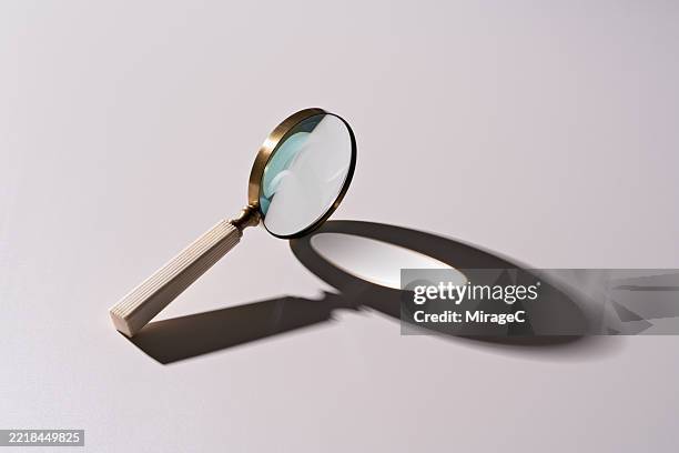magnifying glass focusing light - lupa instrumento óptico fotografías e imágenes de stock