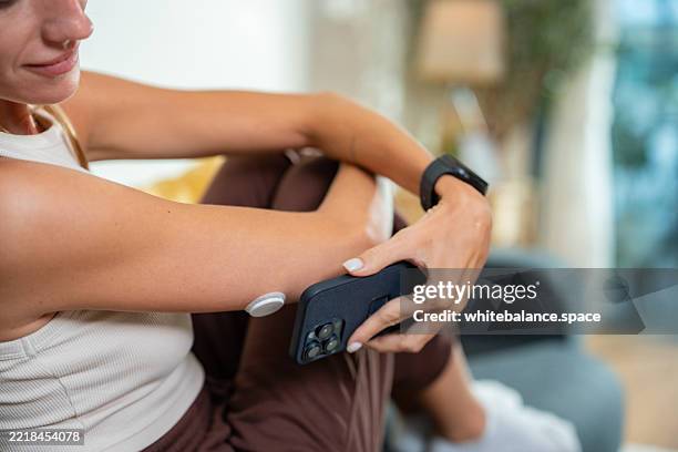 continuous glucose monitor blood sugar test smart phone - glucose stockfoto's en -beelden