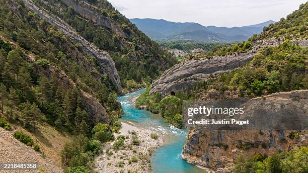 aerial/drone view of the rio ara in northern spain - aragon photos et images de collection
