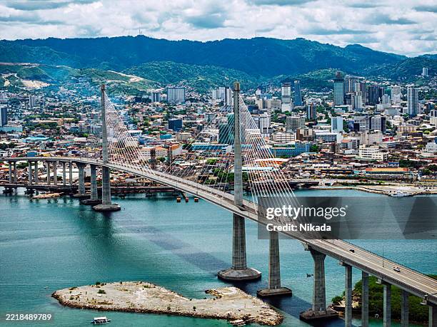 vista panoramica della città di cebu e dell'iconico ponte sul lungomare - filippino foto e immagini stock