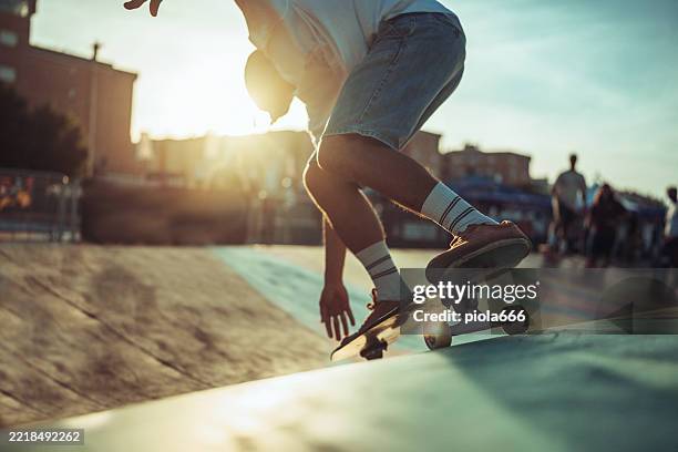 sunset skateboarding at a waveramp surfskate skate park - patinagem imagens e fotografias de stock