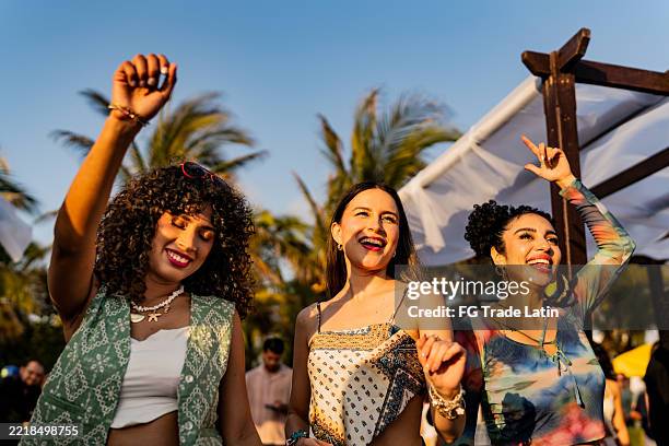 jeunes amis femmes dansant pendant la fête en plein air - fête de plage photos et images de collection