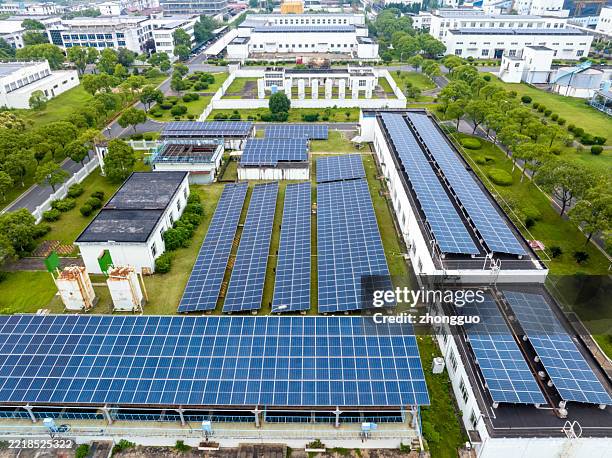 ferme solaire sur le toit d’une grande usine - tableau de commande photos et images de collection