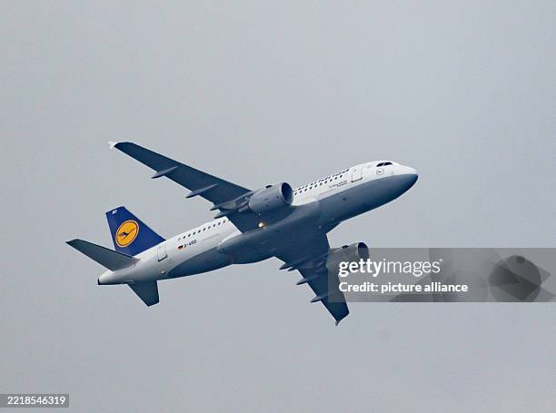 June 2025, Brandenburg, Grünheide: The Lufthansa Airbus A319-100 D-AIBD with the name Pirmasens. Photo: Patrick Pleul/dpa