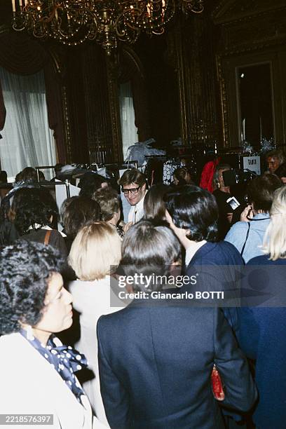 Le couturier Yves Saint Laurent lors de la présentation de sa collection Haute Couture Automne-hiver 1977-1978 à Paris