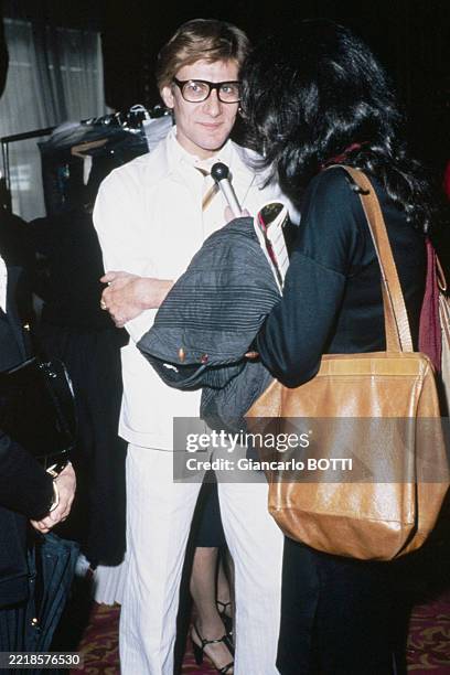 Le couturier Yves Saint Laurent lors de la présentation de sa collection Haute Couture Automne-hiver 1977-1978 à Paris