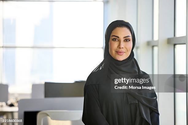 selbstbewusste geschäftsfrau aus dem nahen osten im büro - vereinigte arabische emirate stock-fotos und bilder