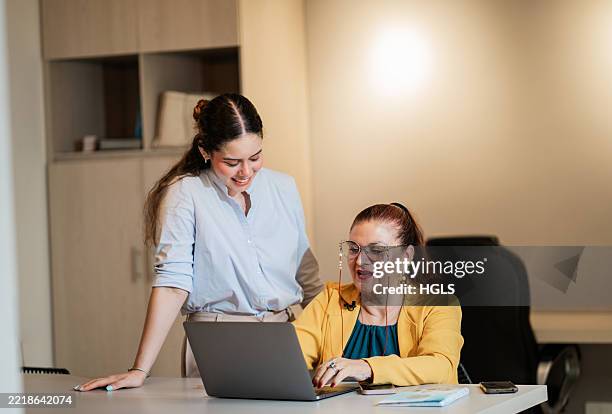 Colaboradora 20 Mujeres Profesionales Stock Photos, High-Res Pictures, and Images ...