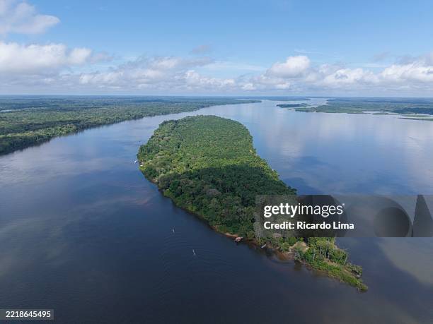 fluvial island seen from above - brazil - rio tocantins fotografías e imágenes de stock